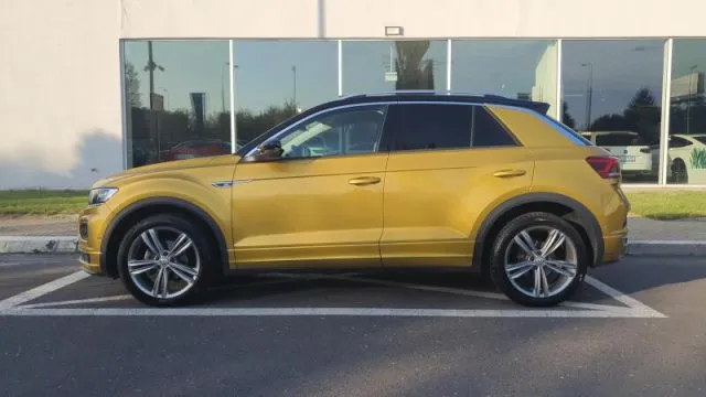 Salon z pewnymi używanymi Volkswagenami